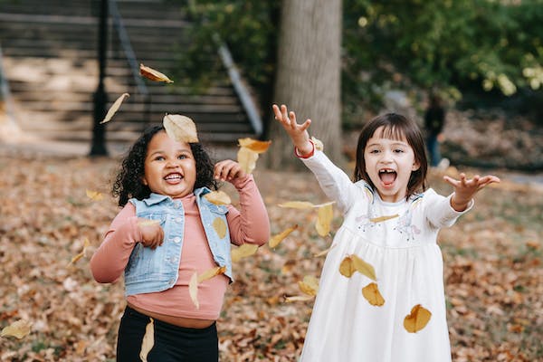 Les avantages des activités en plein air pour les tout-petits en crèche pendant l'automne